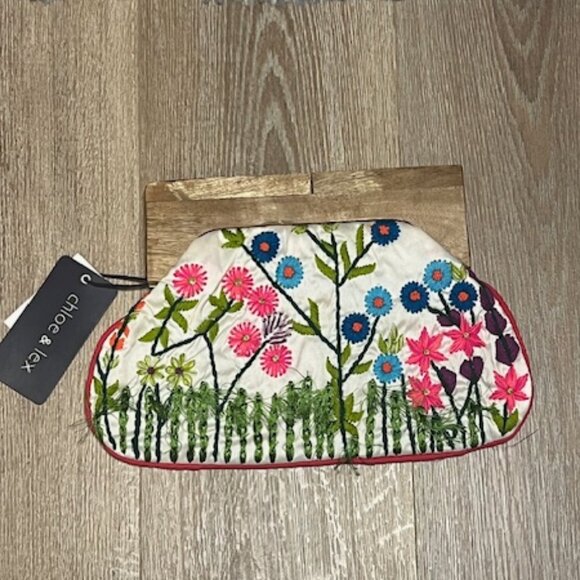 Chloe & Lex Handbags - NWT Chloe & Lex Garden Wooden Handle Clutch